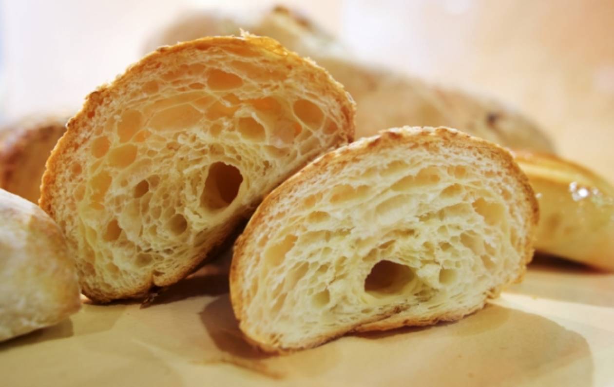 Συγκλονιστικό: Στην ουρά για ένα κομμάτι μπαγιάτικο ψωμί