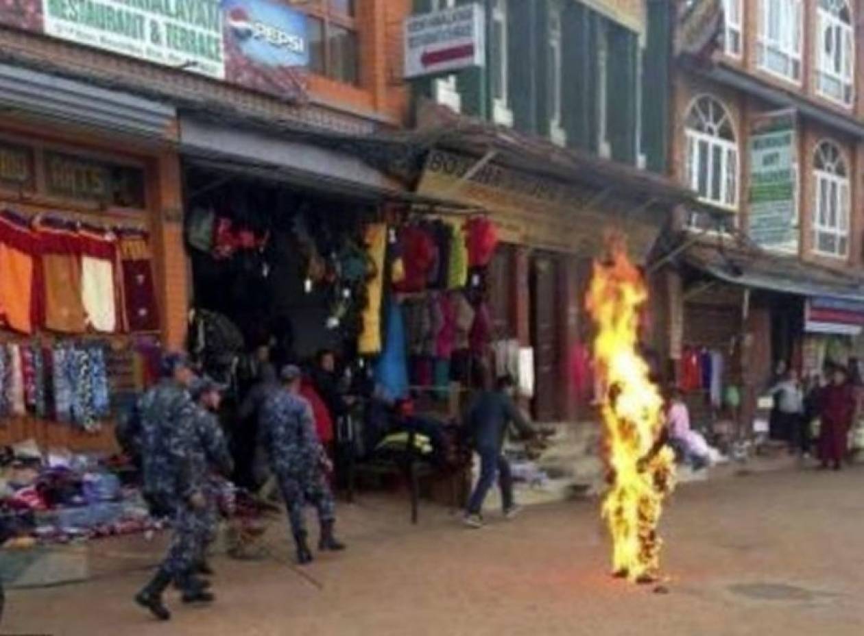 Φωτογραφία-σοκ: Θιβετιανός μοναχός τυλιγμένος στις φλόγες