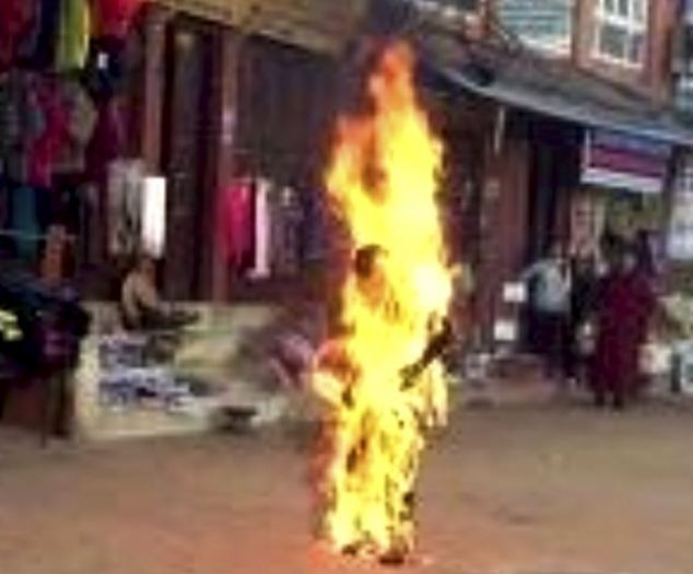 Φωτογραφία-σοκ: Θιβετιανός μοναχός τυλιγμένος στις φλόγες
