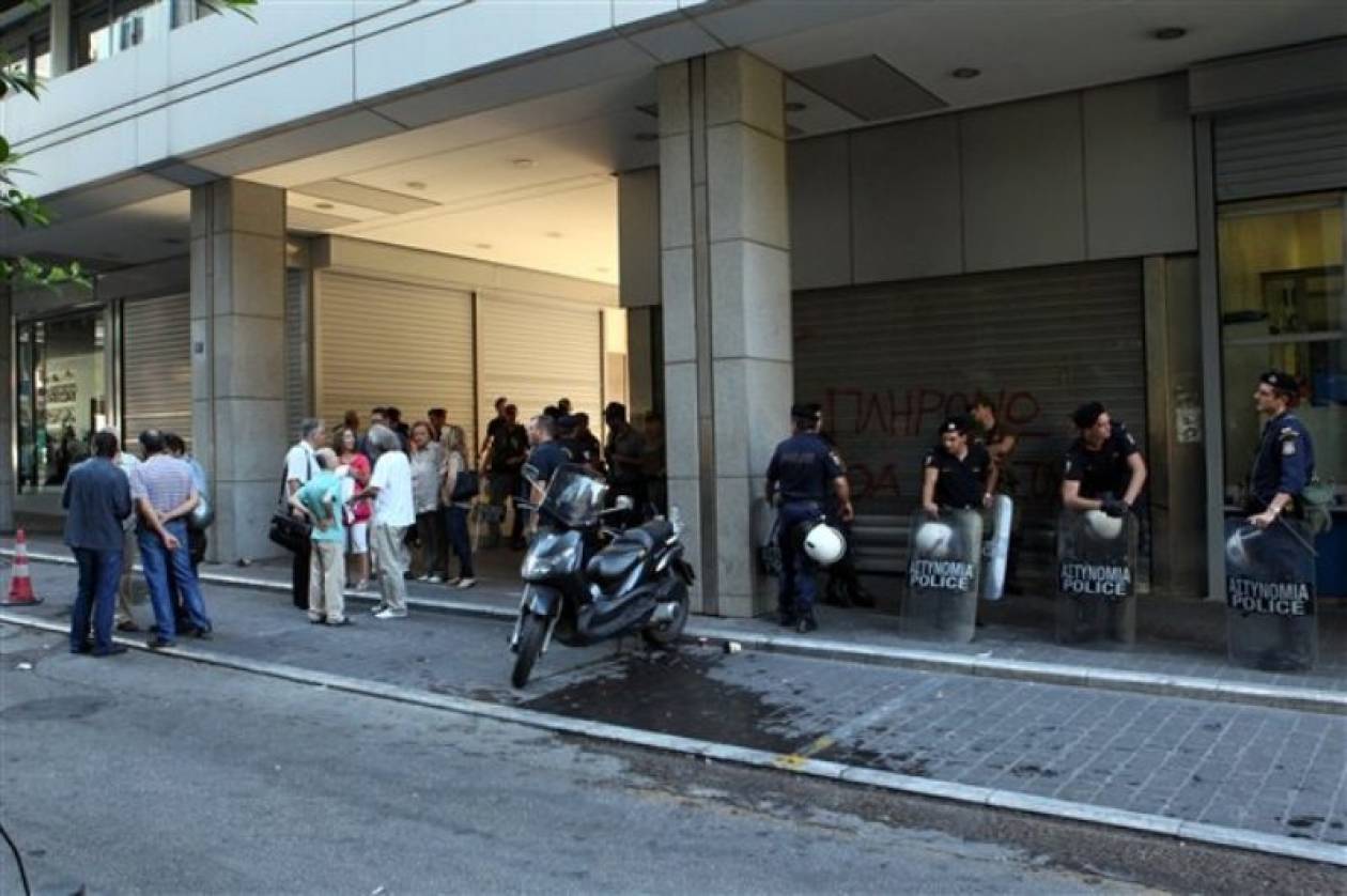 Τώρα: Η νεολαία του ΣΥΡΙΖΑ κατέλαβε το γραφείο του Μέργου