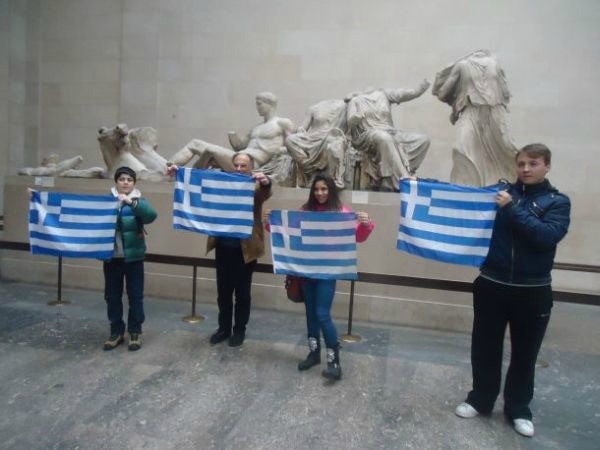 Μαθητές σήκωσαν ελληνικές σημαίες μέσα στο Βρετανικό μουσείο