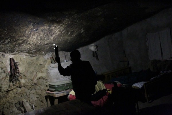 Ο άνθρωπος που ζει κάτω από ένα βράχο (pics)