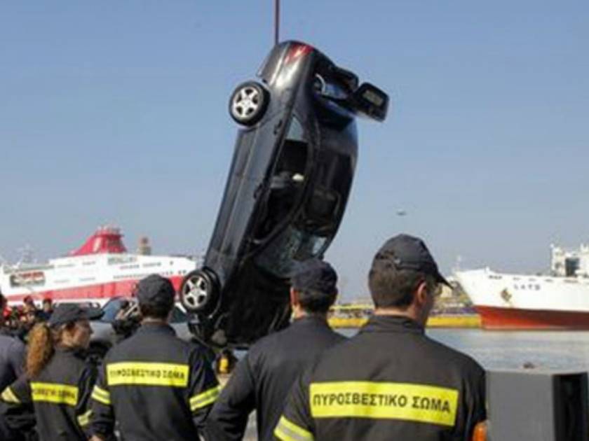 Αυτοκίνητο έπεσε στο λιμάνι του Πειραιά