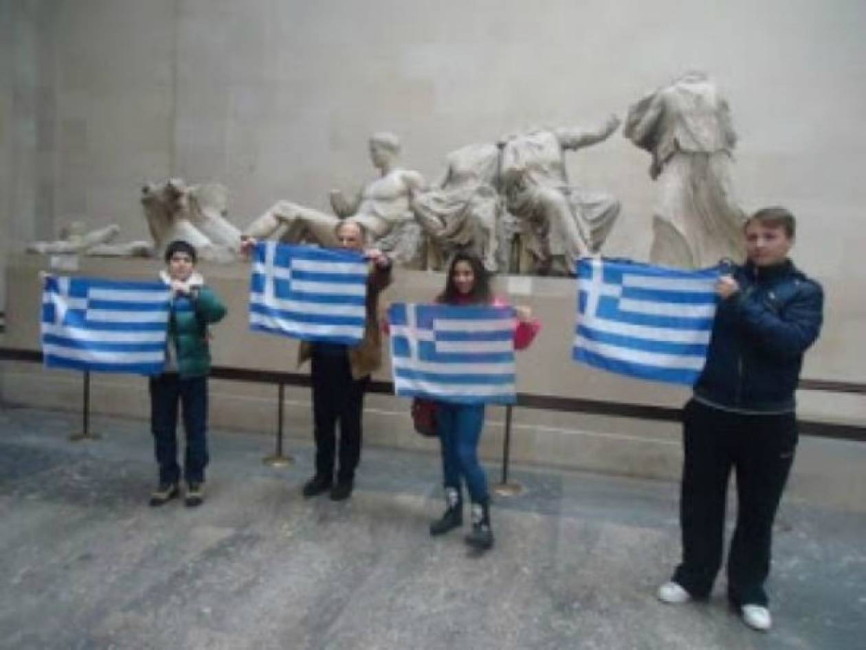 Βίντεο: Οι μαθητές που σήκωσαν τις ελληνικές σημαίες στο Βρ. Μουσείο