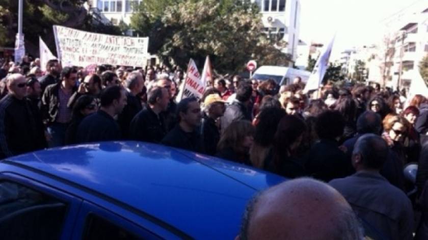 ΤΩΡΑ: Διαδηλωτές αναποδογύρισαν περιπολικό