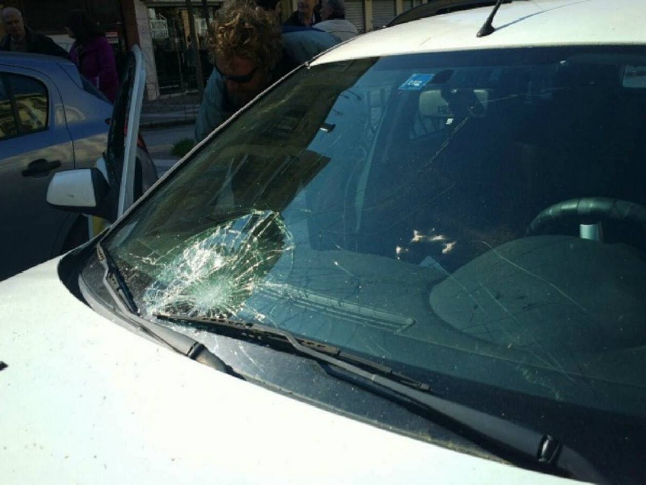 ΠΡΙΝ ΛΙΓΟ: Τραυμάτισαν οπερατέρ και έσπασαν αυτοκίνητο της ΕΡΤ