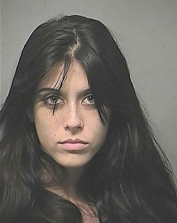 2,5 χρόνια συλλήψεων μιας κοπέλας μέσα από φωτογραφίες