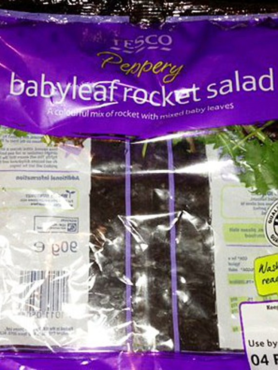 Έπαθαν σοκ- Δείτε τι βρήκαν σε συσκευασία σαλάτας(pics)