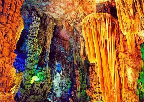 Σπήλαιο στα χρώματα του ουράνιου τόξου!
