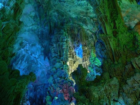 Σπήλαιο στα χρώματα του ουράνιου τόξου!