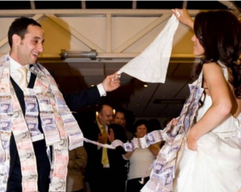Reuters: Οι Έλληνες «έκοψαν» τους λαμπρούς γάμους και τις κηδείες