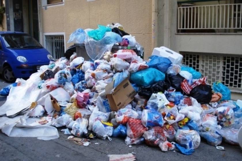 Τρίπολη: Κάτοικοι πέταξαν σκουπίδια στην Περιφέρεια και στο Δημαρχείο