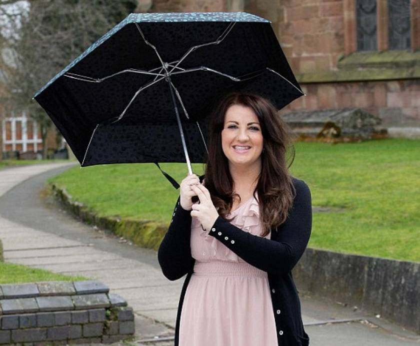 ΣΟΚΑΡΙΣΤΙΚΗ ΕΙΚΟΝΑ: Γυναίκα παλούκωσε τη μύτη της με ομπρέλα