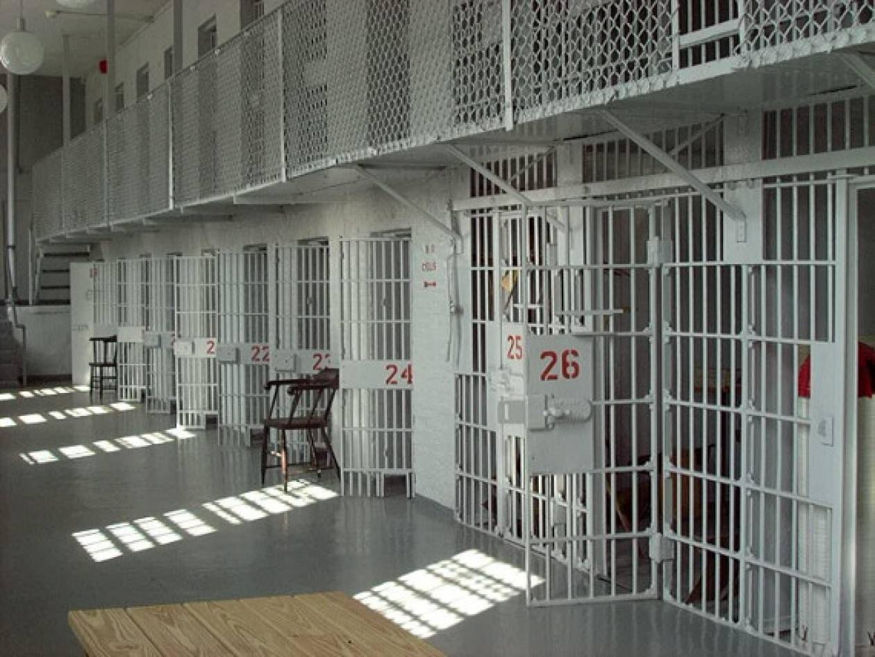 Δικαστίνα έκανε σεξ με κρατούμενο και τους άκουσε όλη η φυλακή!