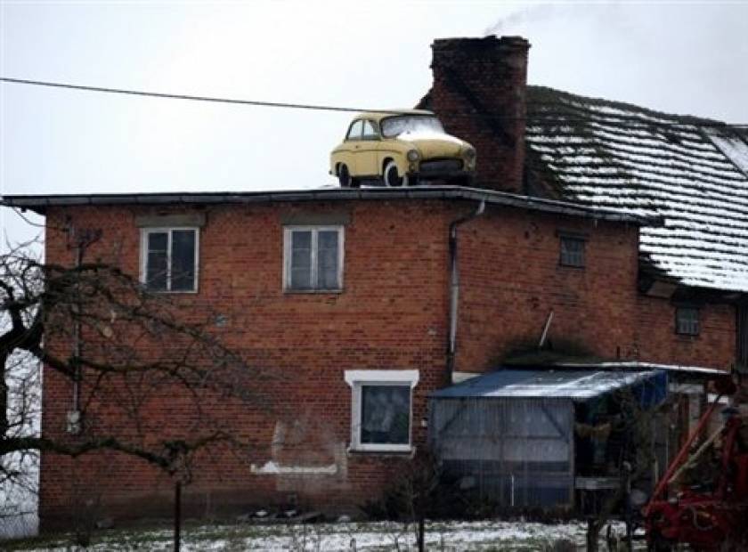 Κι όμως δεν είναι Photoshop: Το αυτοκίνητο είναι στη στέγη!