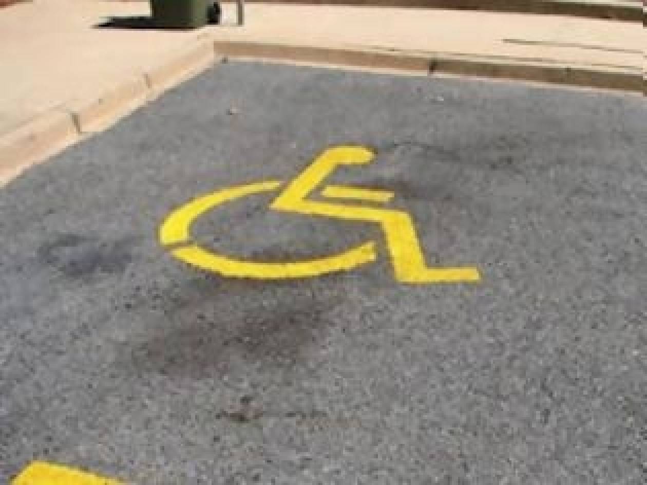 Πολιτευτής πάρκαρε σε αναπηρική θέση και συνέλαβαν τον ανάπηρο
