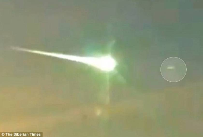 Νέες φώτο: Ο μετεωρίτης που έπεσε στη Ρωσία συγκρούστηκε με UFO;