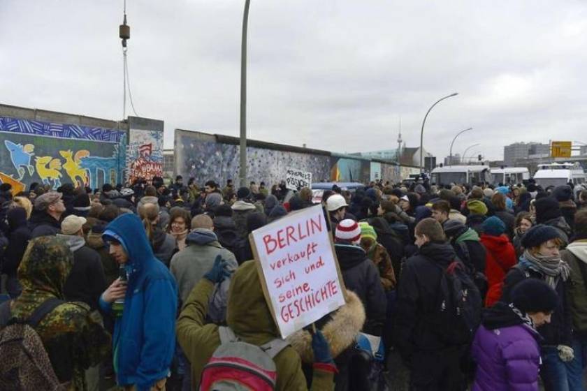 Βερολίνο: Διαδηλωτές σταμάτησαν την κατεδάφιση της East Side Gallery