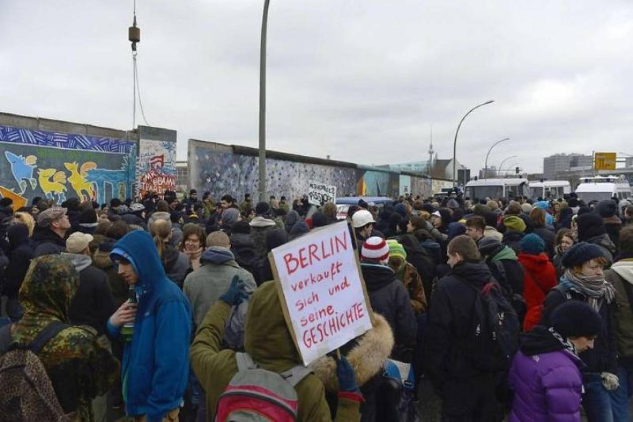 Βερολίνο: Διαδηλωτές σταμάτησαν την κατεδάφιση της East Side Gallery