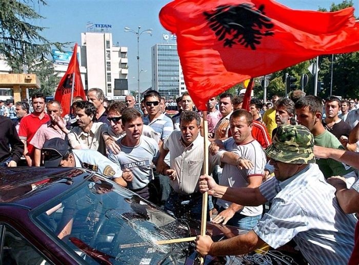 Ένταση στα Σκόπια: Επεισόδια μεταξύ Αλβανών και αστυνομίας (βίντεο)