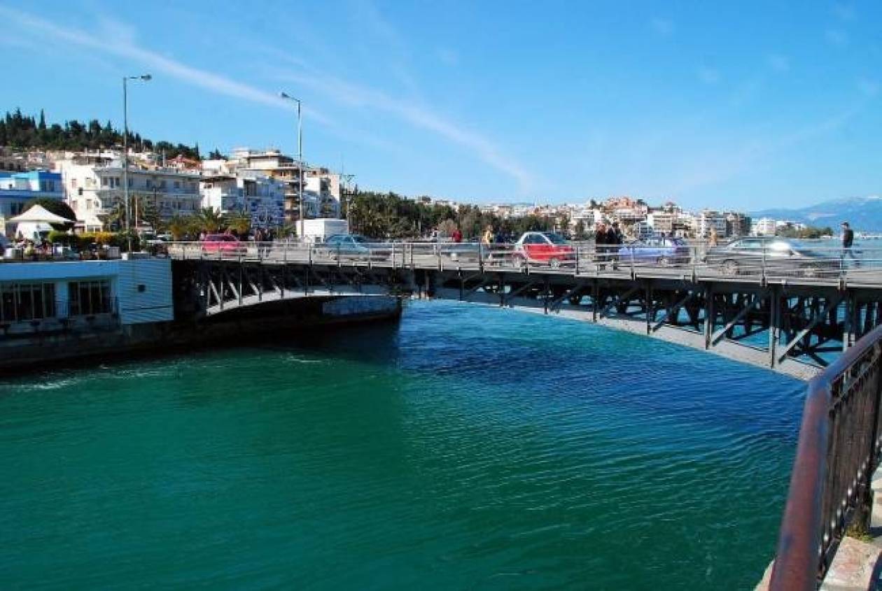 Κλείνει για τη ναυσιπλοΐα τα Σάββατα η «παλιά» γέφυρα της Χαλκίδας
