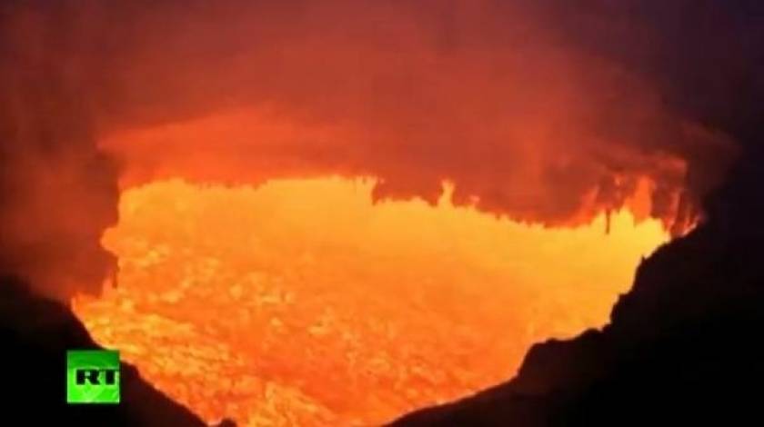 Μαγευτικές εικόνες από την έκρηξη ηφαιστείου στη Ρωσία (βίντεο)