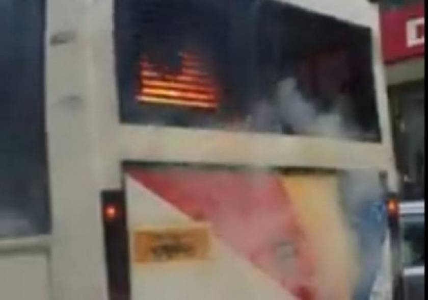 Ώρες τρόμου για επιβάτες λεωφορείου που άρπαξε φωτιά εν κινήσει