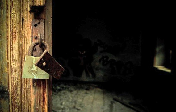 Πίσω από τις πόρτες του ερειπωμένου Λεπροκομείου της Χίου