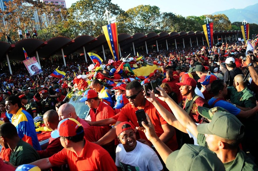 Έφτασε η σορός του Τσάβες στη Στρατιωτική Ακαδημία (photos+video)