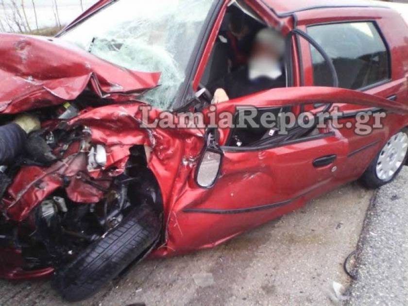 Σοβαρό τροχαίο στη Λαμία: Εγκλωβίστηκε οδηγός στα συντρίμμια (pics)