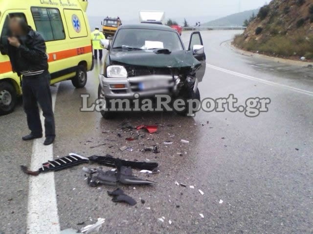 Σοβαρό τροχαίο στη Λαμία: Εγκλωβίστηκε οδηγός στα συντρίμμια (pics)
