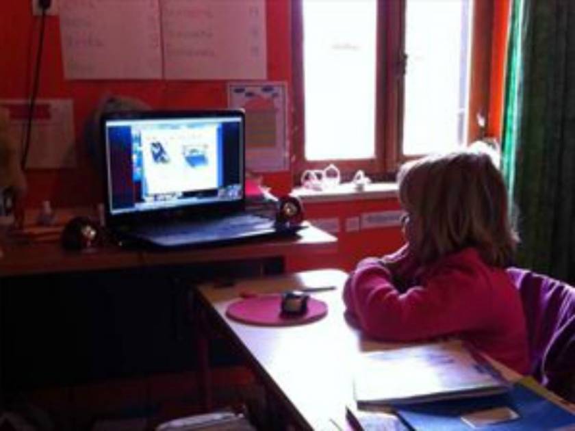 Απίστευτο: Ελληνίδα μαθήτρια έχει συμμαθητές μόνο μέσω internet