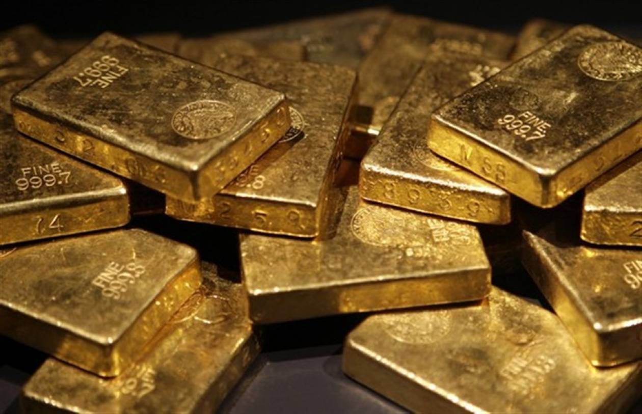 Έκρυβε στη βαλίτσα του τρεις ράβδους χρυσού και 45.000 ευρώ