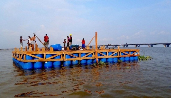 Αντιμετωπίζουν τις πλημμύρες χτίζοντας πλωτά σχολεία(pics)