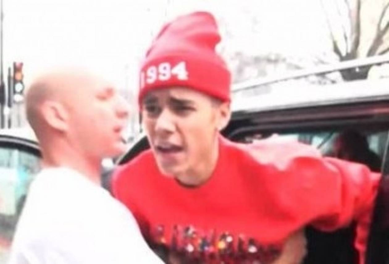 Justin Bieber: Την έπεσε σε παπαράτσι (βίντεο)!