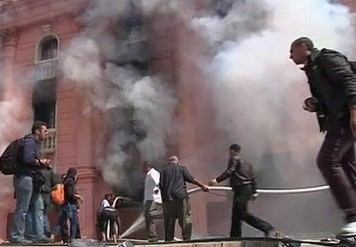 Φωτιές και έκτροπα στο Κάιρο