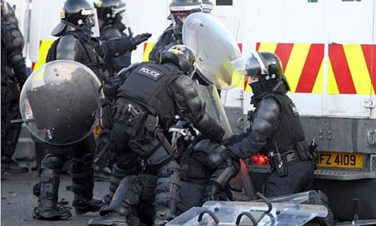 Συγκρούσεις ξέσπασαν στο Μπέλφαστ μεταξύ νεαρών και της αστυνομίας