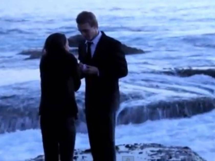 Απίθανο βίντεο: Κύμα διακόπτει ρομαντική πρόταση γάμου!