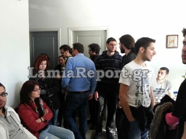 Λαμία: Κατάληψη στο γραφείο του Χρ. Σταϊκούρα από φοιτητές (pics)