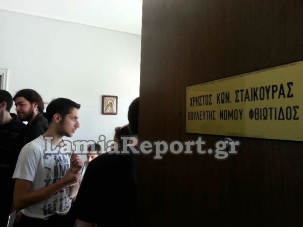 Λαμία: Κατάληψη στο γραφείο του Χρ. Σταϊκούρα από φοιτητές (pics)