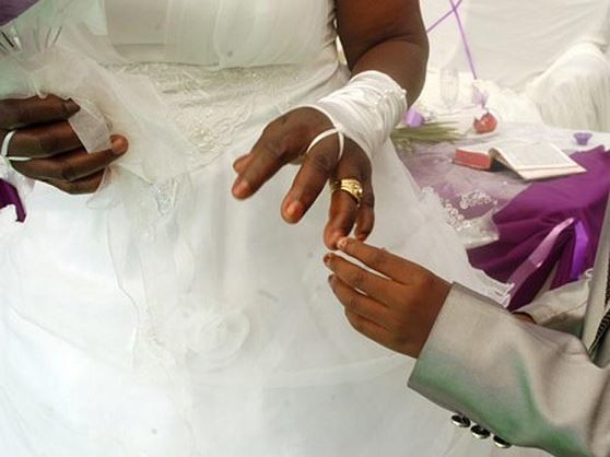 Απίστευτο: 8χρονος παντρεύτηκε 61χρονη! (pics)