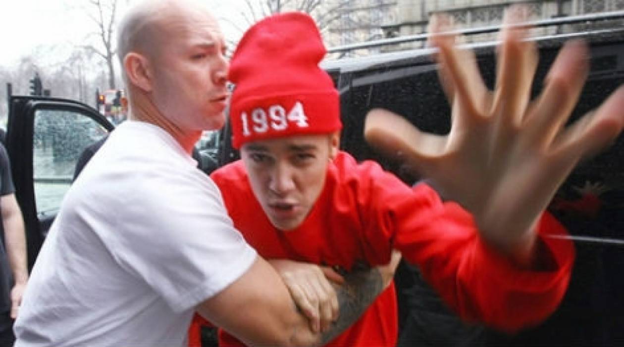 Bieber: Μετά το εξιτήριο, ήρθε η επίθεση στους παπαράτσι!