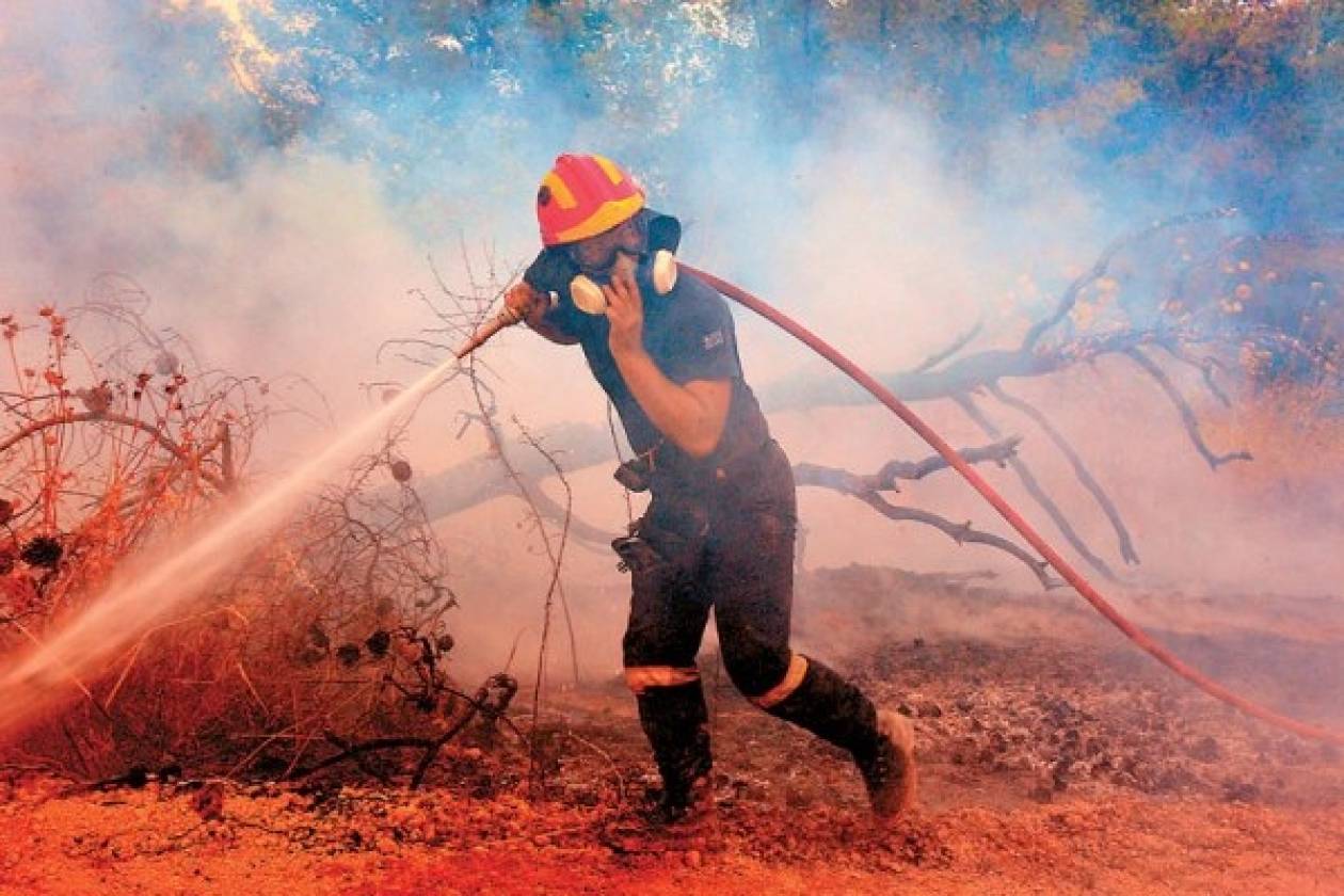 Ηράκλειο: Εκτός ελέγχου η πυρκαγιά στο χωριό Μάραθος