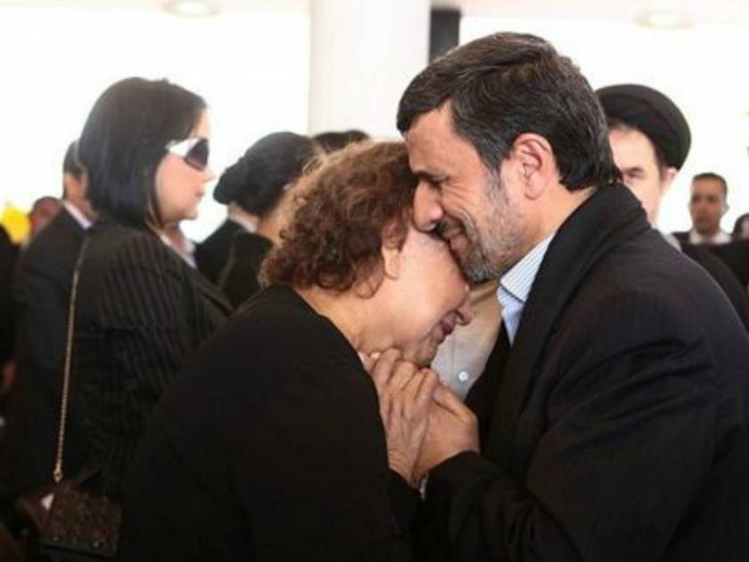 Σάλος με την αγκαλιά του Αχμαντινεζάντ  στη μητέρα του Τσάβες
