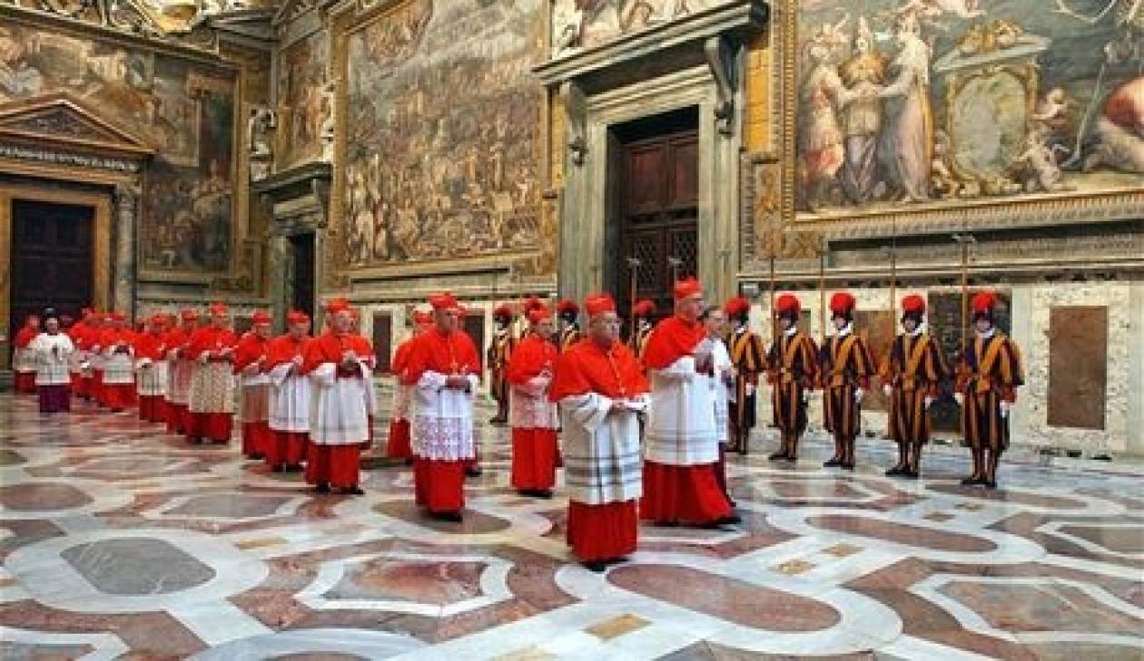 Εκλογή Πάπα: Αποσύρθηκαν στην Καπέλα Σιστίνα οι καρδινάλιοι