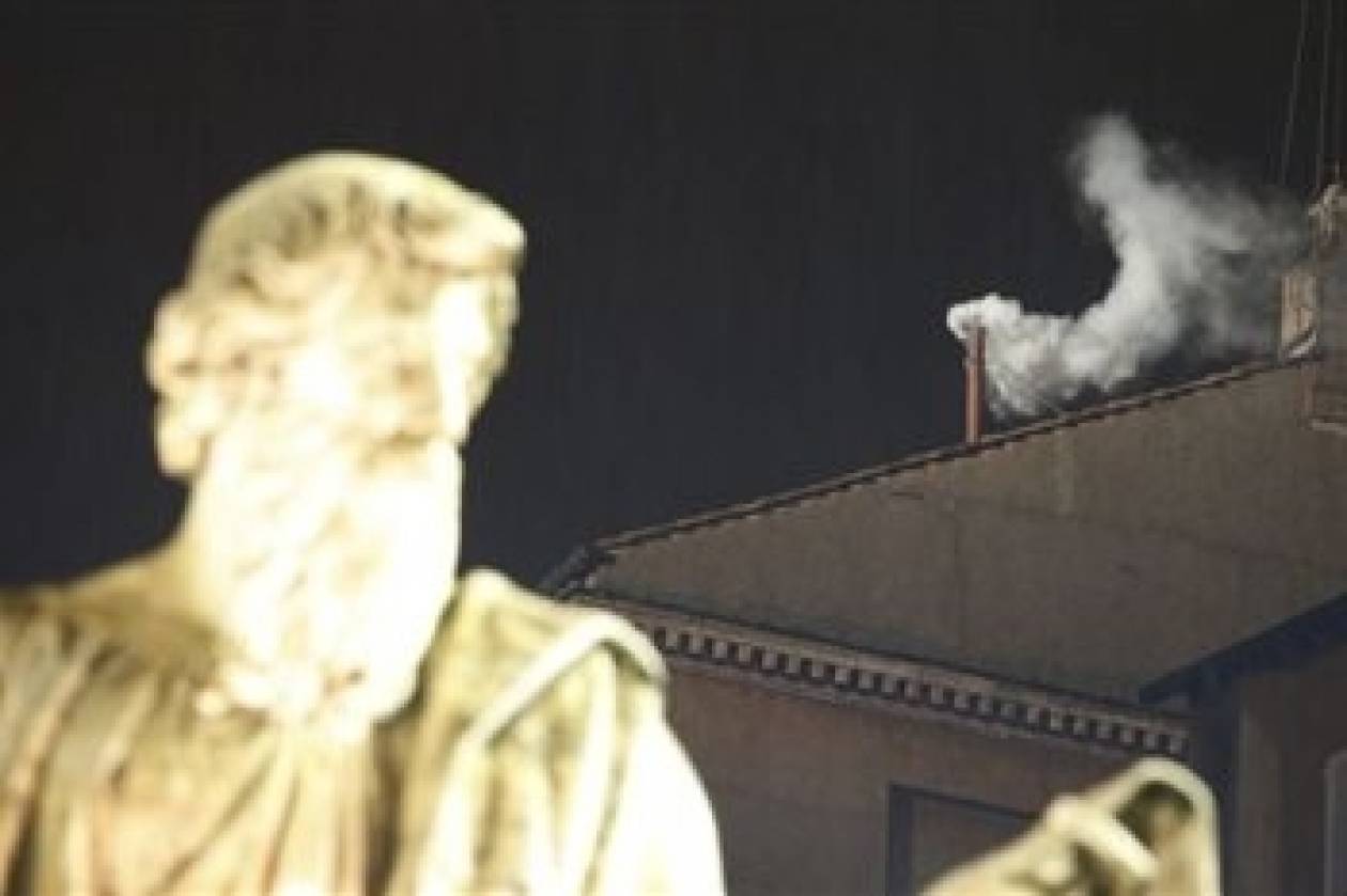 Βατικανό: Λευκός καπνός στο κονκλάβιο - Δείτε live