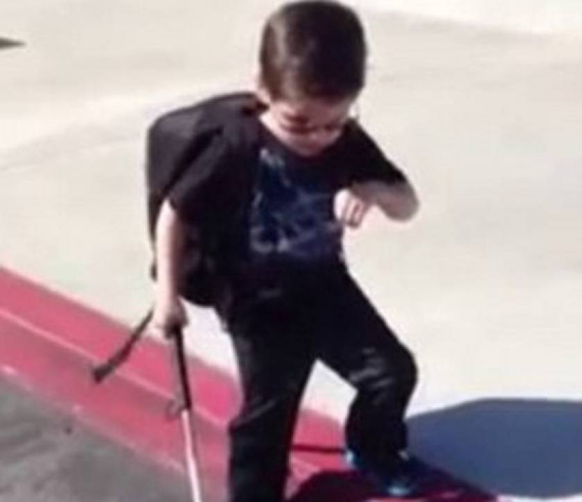 Βίντεο που συγκινεί: Τυφλό αγόρι κατεβαίνει σκαλί για πρώτη φορά