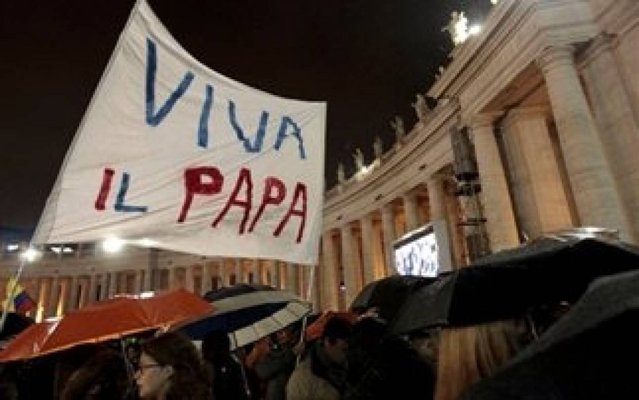 Βατικανό: Κοσμοσυρροή πιστών στην πλατεία του Αγίου Πέτρου