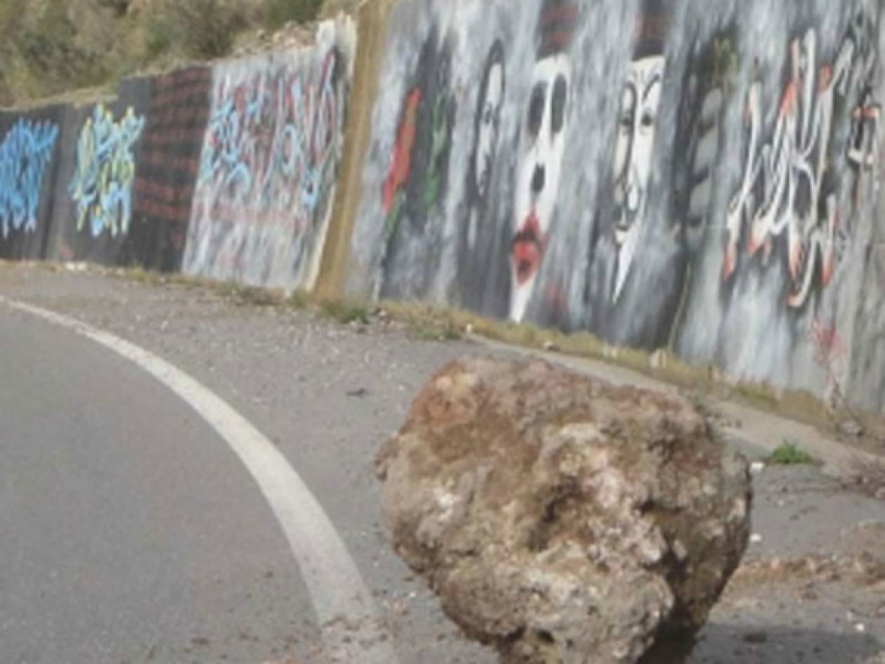 Γέμισε βράχια η εθνική οδός στην Καλαμάτα