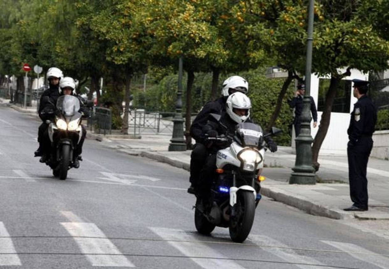 Αστυνομικός με μηχανή παρέσυρε πεζή στο κέντρο της Αθήνας